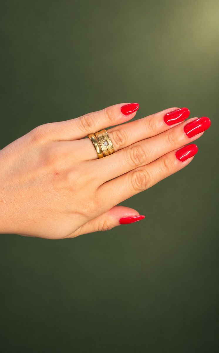 Unhas vermelhas longas e anel dourado